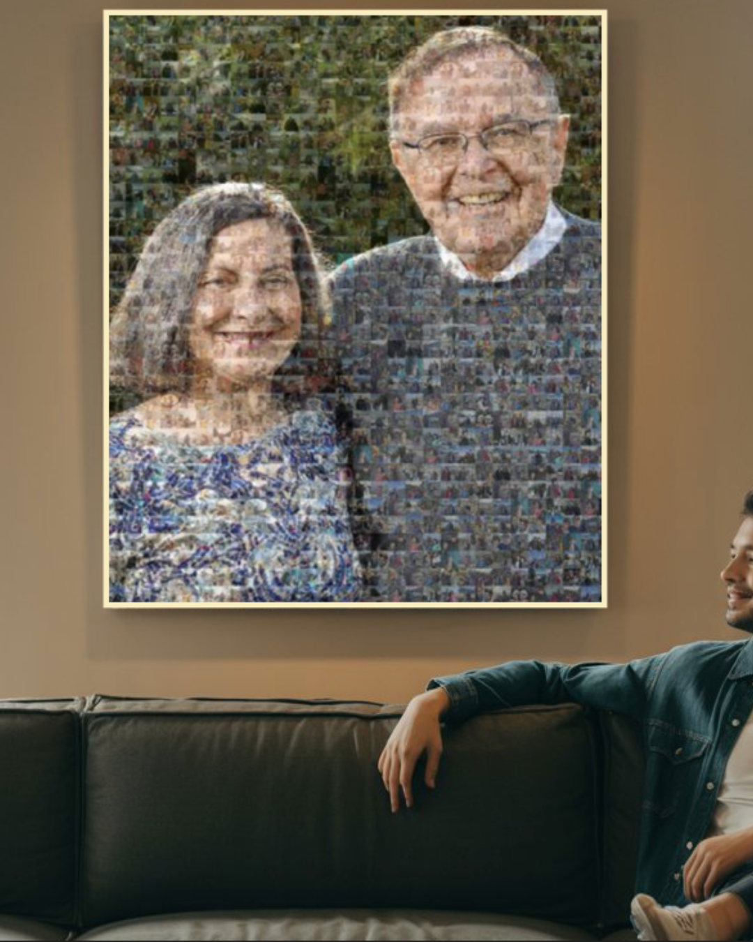 יצירה על הקיר בסלון